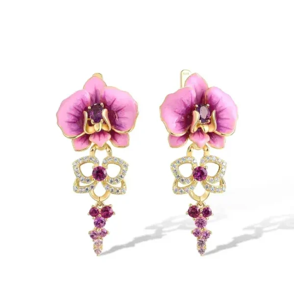 Paire de Boucles D’oreilles Fleurs Roses Pendantes en argent et saphir.