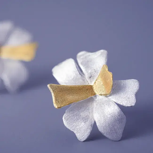 Boucle doreille blanche a tige argent