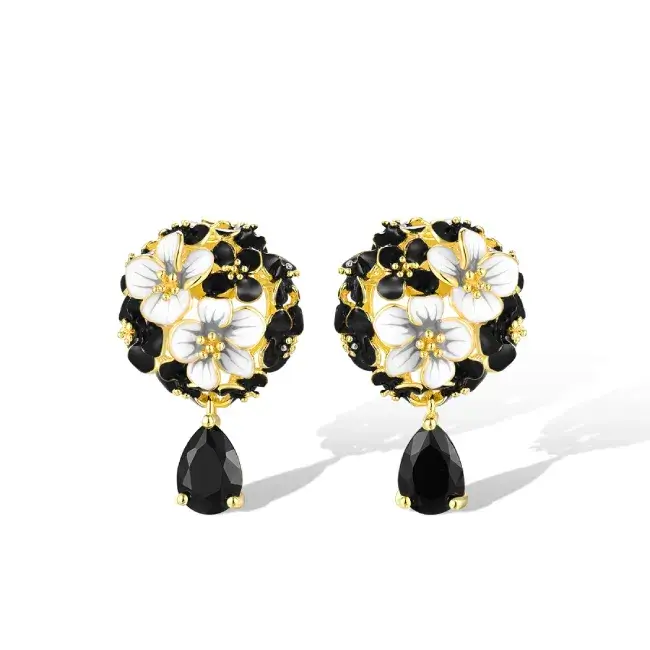 Boucles doreilles fleurs noires et blanches