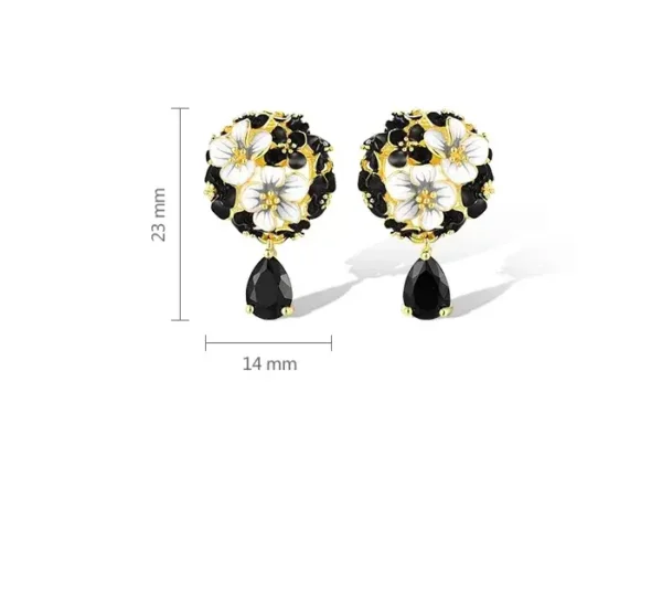 Boucles d'oreilles fleurs blanches et noires en argent pour femme.