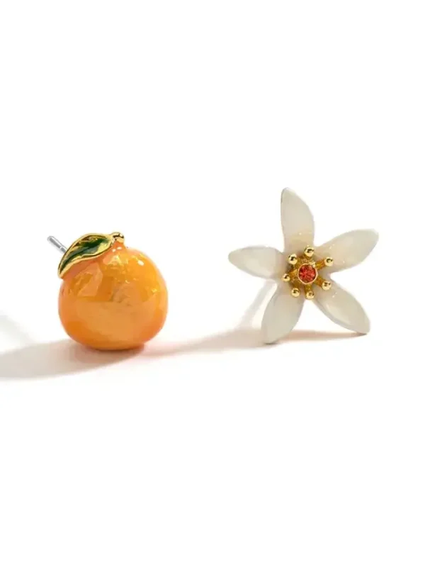 Boucles d’oreilles asymétriques tendance, bijoux fleurs blanche et orange pour femme.