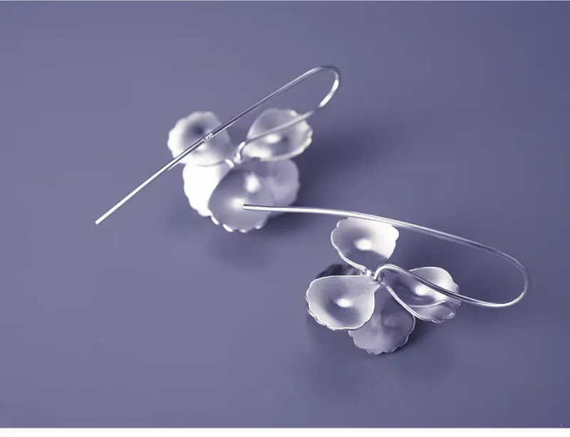 Boucles doreilles tiges pendantes fleurs argent